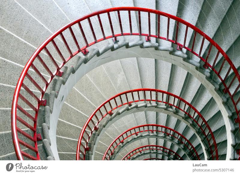 Im Treppenhaus: *444* Stufen geschafft Wendeltreppe Geländer aufwärts abwärts Treppenstufen Treppengeländer treppensteigen Architektur Strukturen & Formen rund