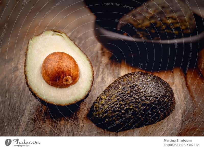 Avocadohälften auf einem Holzbrett, selektiver Fokus Avocados frisch Gesundheit Ernährung Lebensmittel lecker natürlich Bestandteil organisch Diät reif