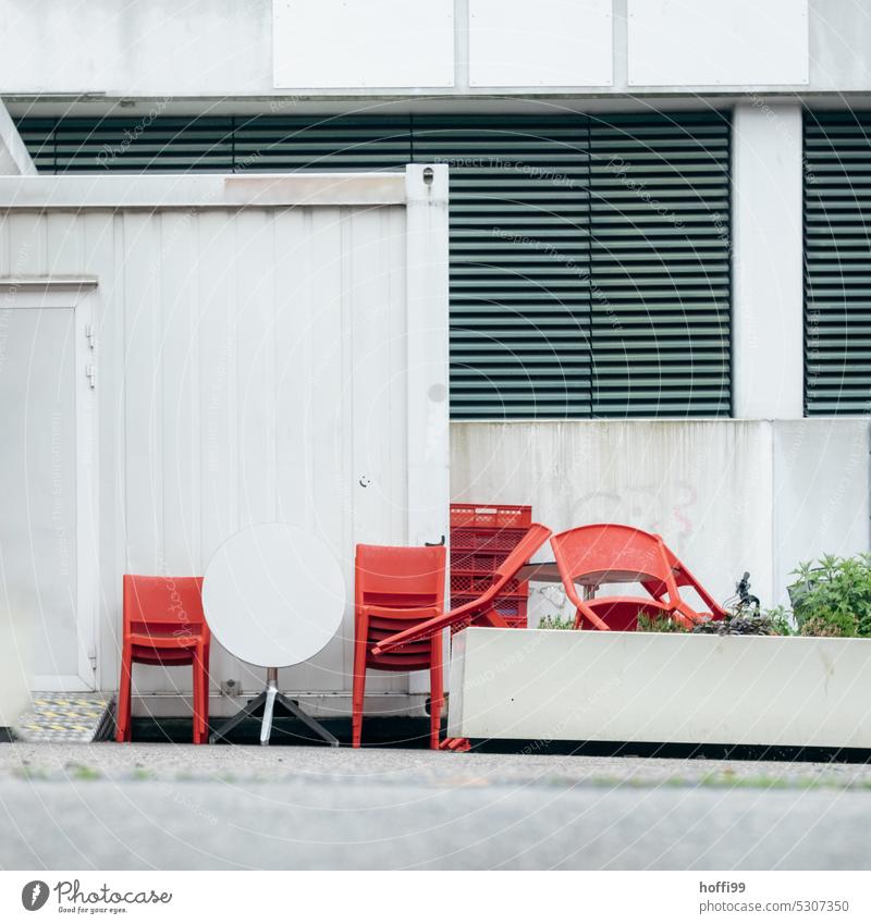 urbanes Stillleben roter Stühle mit weißem runden Tisch rote Stühle Stuhl Hinterhof leer Sitzgelegenheit Menschenleer Möbel stühle Gastronomie Gartenmöbel Café