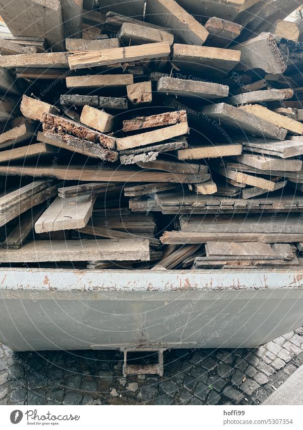 Holzlatten im Abfallcontainer Latten Container entsorgen Müll Müllentsorgung Recycling Umweltschutz wegwerfen Müllbehälter Mülltrennung