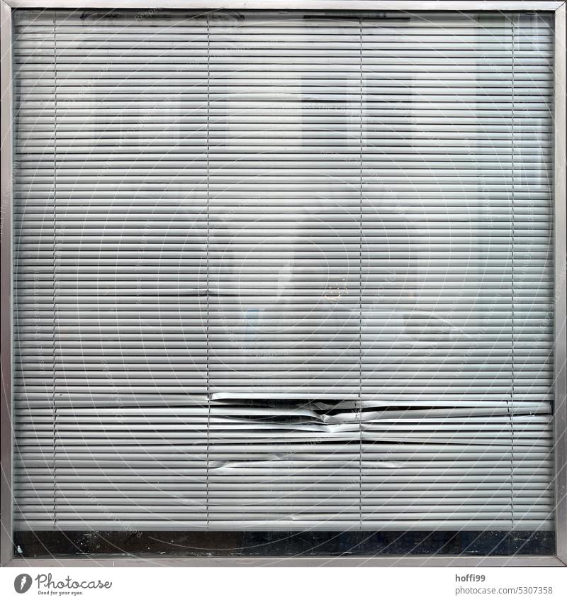 Dellen in Lamellen - vorübergehend geschlossen Lamellenjalousie Fenster leer Leerstand trist alt grau retro hässlich Jalousie Rollo Linie einfach