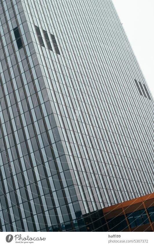 moderne Architektur in Schräglage Glasfassade Fassade Hochhausfassade Bürogebäude Gebäude ästhetisch Linie abstrakt Architekturfotografie Glasscheibe