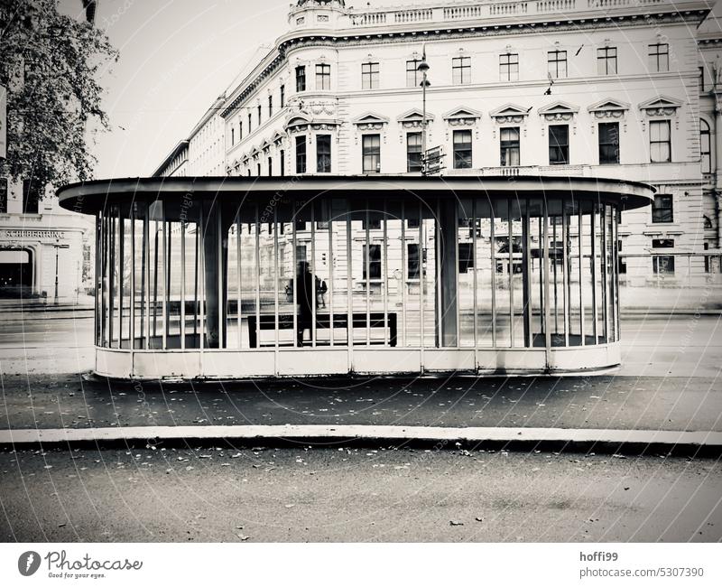 Straßenbahnhaltestelle aus den 50ern Retro retro-stil Haltestelle ringbahn Wien Retro-Farben Design Stil Wartehäuschen die bahn kommt