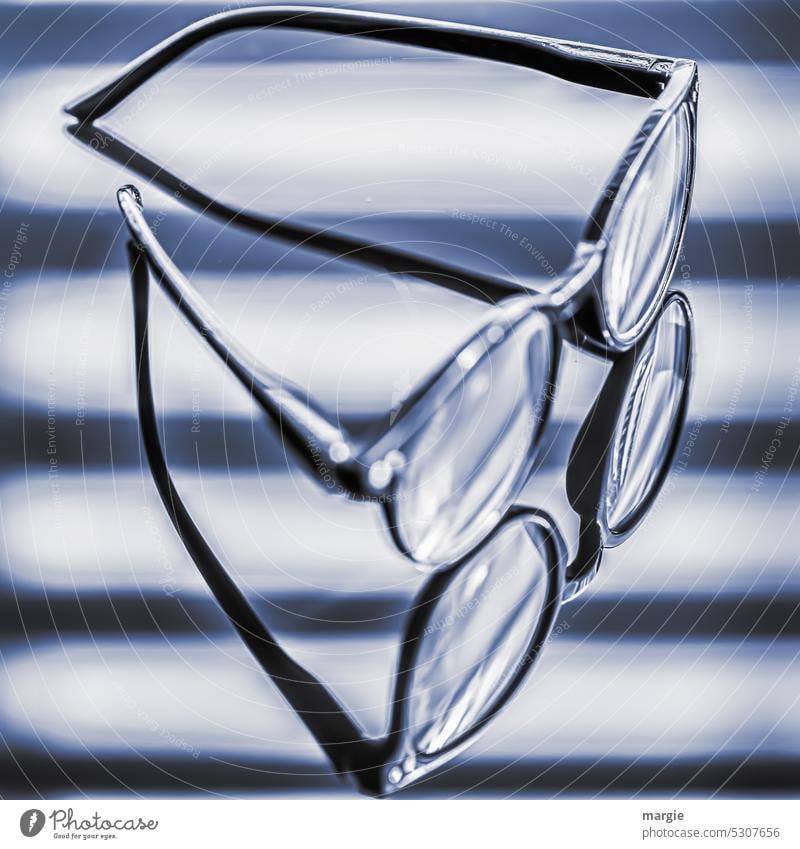 Brille Spiegelung Brillen liegend Licht Brillengläser Durchblick Lesehilfe Sehhilfe schlecht sehen Schatten Sehvermögen Optik Augen spiegeln