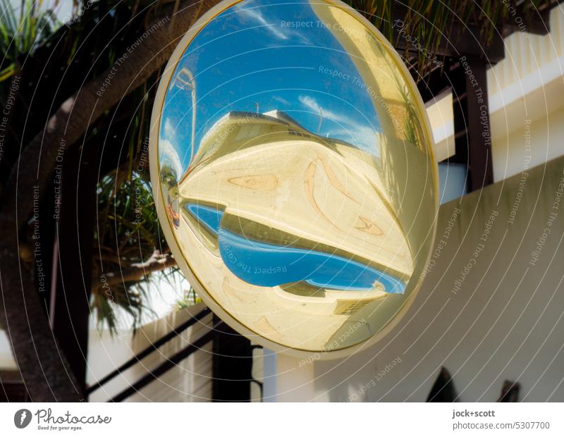 verzerrte Formen im konvexen Verkehrsspiegel Reflexion & Spiegelung abstrakt Sicherheit Strukturen & Formen Spiegelbild Haus Fassade bizarr Australien