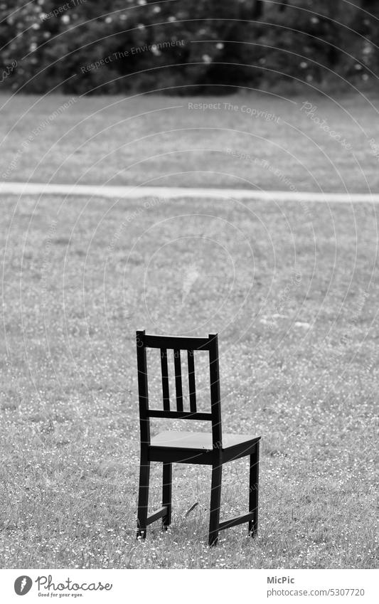 Ein vergessener Stuhl auf einer Wiese Alleinunterhalter verlassen Einsamkeit Geschichtenerzähler Bühne Freilichttheater Sitzgelegenheit Möbel Menschenleer Platz