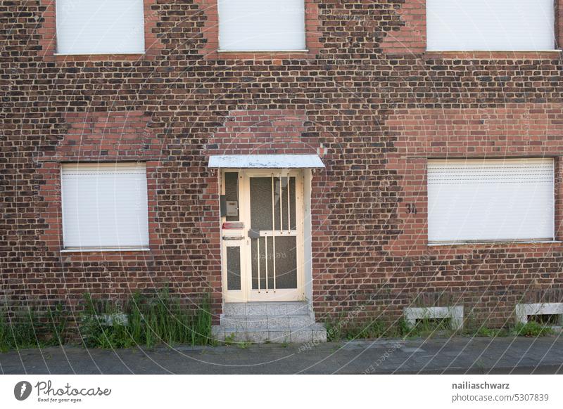 Fassade Vergänglichkeit Verlassenes Dorf Geisterstadt Deutschland Kohle Zaun verlassenes Gebiet Architektur Architekturfotografie Ökologie leer Umwelt