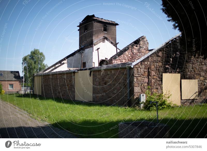 Kirche verbrannt zerstörtes Gebäude zerstörte Kirche Dorf Verlassenes Dorf verlassenes Gebiet Architektur Architekturfotografie Geisterstadt Deutschland Zaun