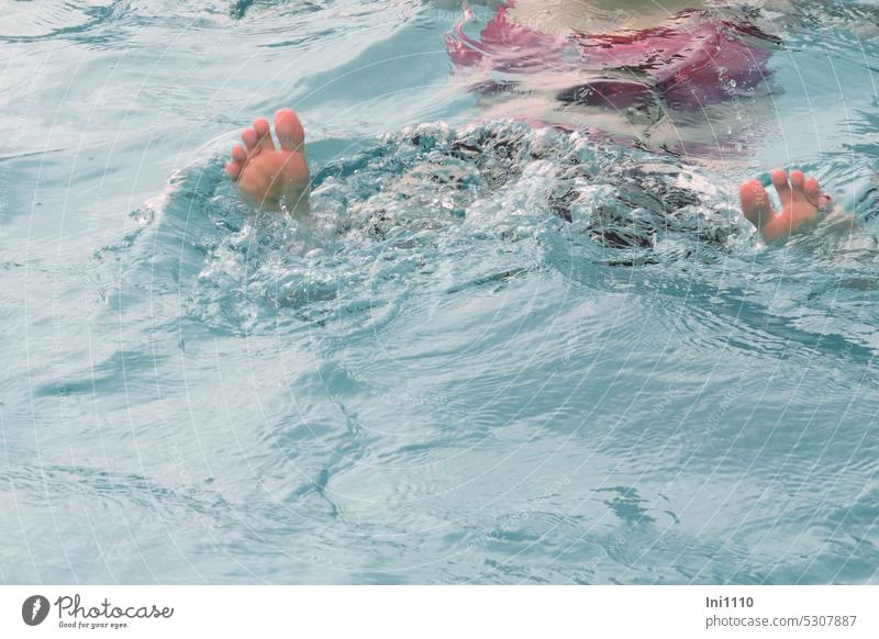 MainFux |zeig her deine Füße Wasser türkis Swimmingpool Körper sich bewegen roter Bikini Körperteil Fußsohlen Zehen Wasserbewegung Luftblasen Wasserbläschen