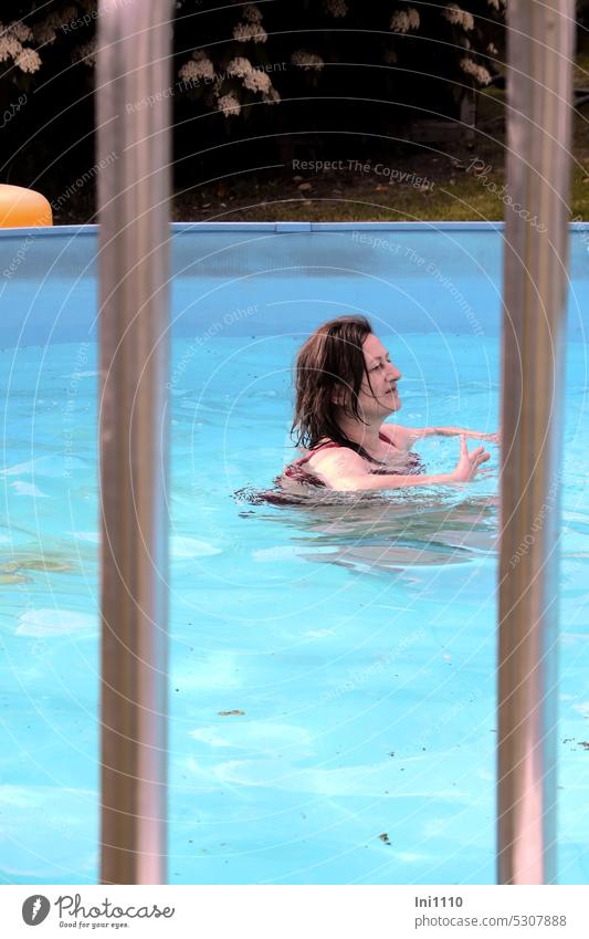 MainFux-UT |Badenixe schönes Wetter Wellness Wasser Swimmingpool blauer Pool Badefreuden Erwachsene Frau Badebekleidung rot genießen entspannen träumen Gestänge