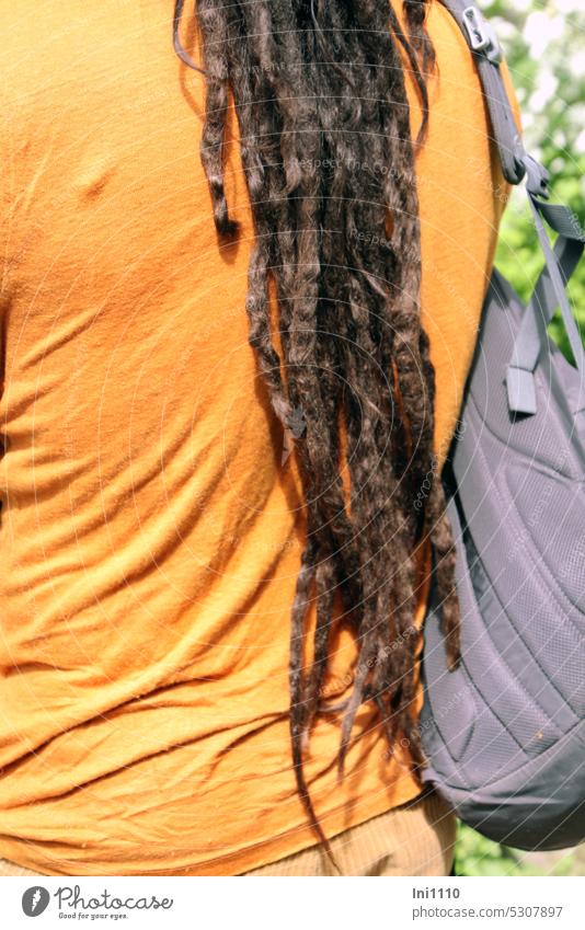 MainFux |Dreadlocks Mann Rücken Detailaufnahme Haare Haarpracht Frisur einzigartig individuell Shirt Rucksack