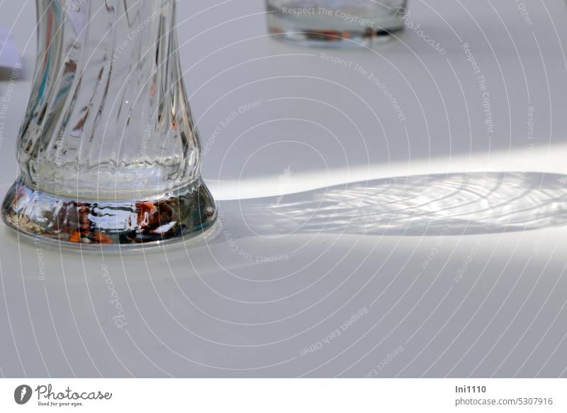 MainFux |leeres Glas beim Einstein Tisch Schatten Teilansicht Gläser Strukturglas Muster geriffelt Schattenspiel Lichteinfall Glasboden Spiegelung verzerrt