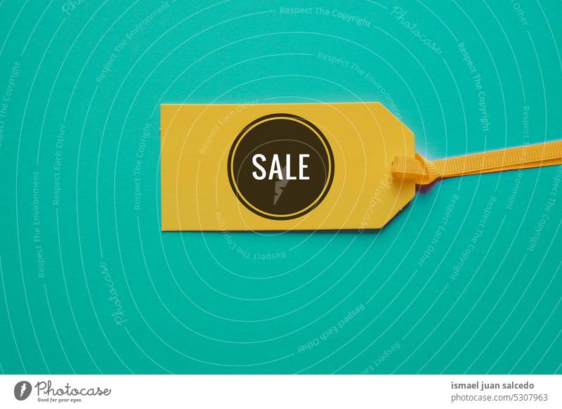 Verkauf Wort auf dem gelben Preisschild für den Verkauf Tag gelbe Markierung gelbe Farbe gelber Hintergrund Attrappe gelbes Modell Objekt Markt kaufen Ikon