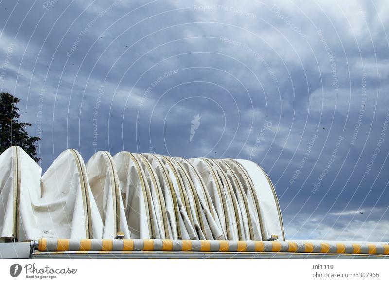 MainFux | Ziehharmonika-Markise Beschattung Regenschutz Sonnenschutz kontruktion zweierlei gefaltet zusammengeschoben raupenförmig Rolle grau gelb aufgerollt