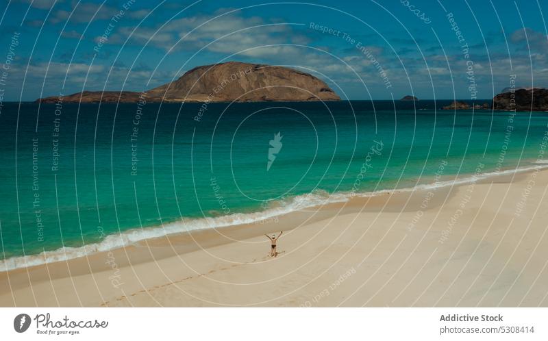 Silhouette eines Touristen, der am sandigen Meeresufer steht MEER Strand Reisender Sand Landschaft Ufer Urlaub Küste Sommer Freiheit Lanzarote Kanarische Inseln