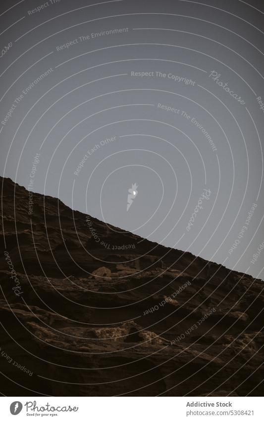 Felsiger Berghang unter wolkenlosem Abendhimmel Berge u. Gebirge Ambitus Landschaft Natur Kamm Hochland Tal Mond felsig Formation friedlich rau Umwelt Lanzarote