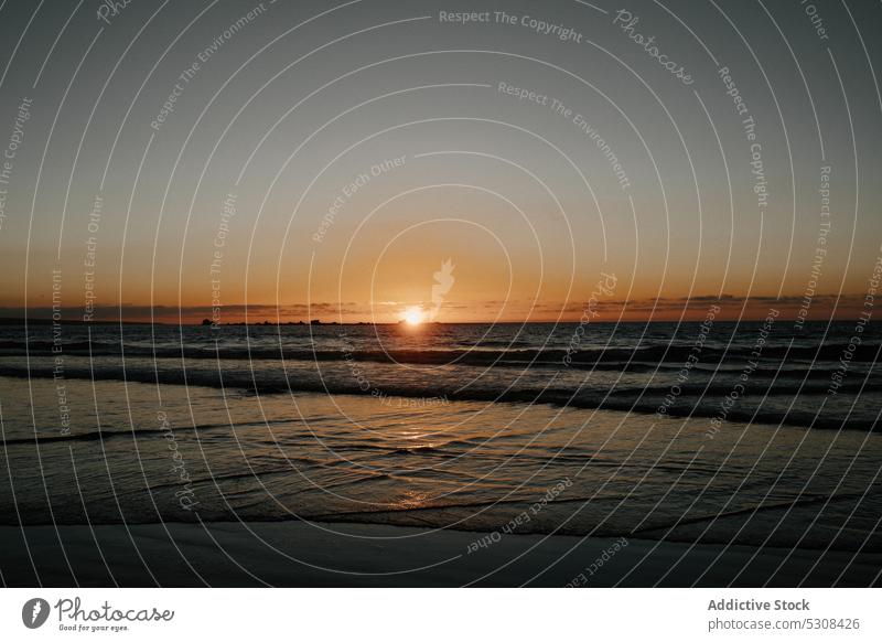 Malerischer Sonnenuntergangshimmel über wogendem Meer und Sandstrand Strand Meereslandschaft Natur Landschaft malerisch Meeresufer MEER schäumen Himmel winken