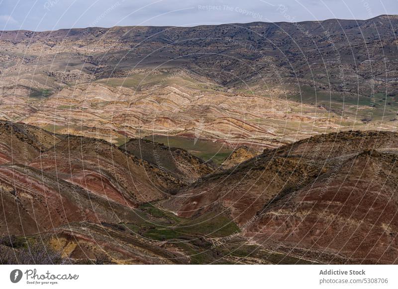 Farbenfrohe Pisten in der Wüste Garedja in Georgien Kaukasus Gareja Kakheti Mravaltskaro Abenteuer trocken Schlucht farbenfroh wüst Ausflugsziel dramatisch Düne