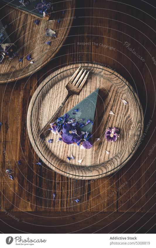 Leckere Torte aus blauer Spirulina auf dem Holztisch blaue Spirulina Blaue Spirulina-Torte vegane Torte Rohtorte rohes Dessert Rohkost saubere Desserts Scheibe