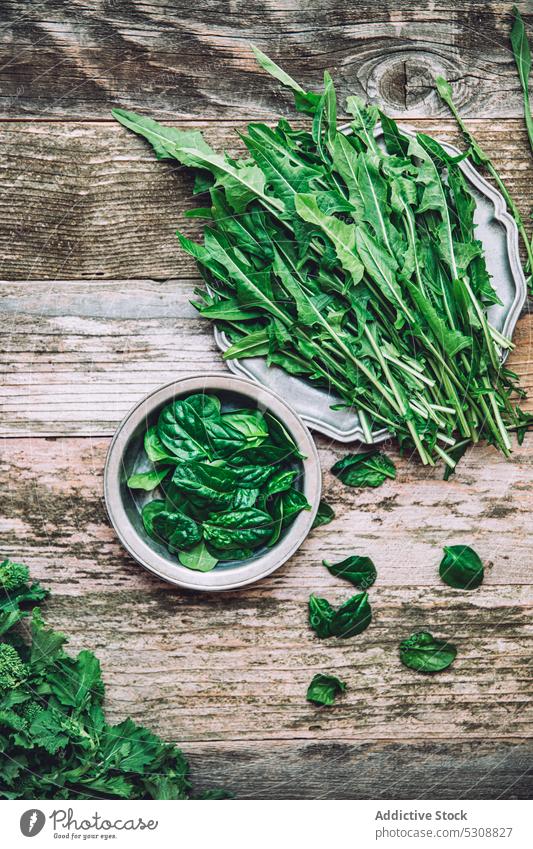 Frische grüne Salatblätter auf einem Holztisch Blatt Schalen & Schüsseln Tisch Salatbeilage Lebensmittel Bestandteil organisch frisch Koch Küche