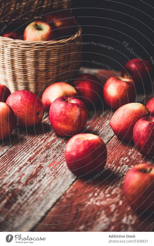 Weidenkorb mit reifen Äpfeln auf Holzschrank Apfel Korb Ernte natürlich Landschaft Frucht hölzern schäbig Lebensmittel organisch rustikal Vitamin frisch