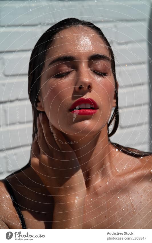 Verführerische Frau genießt die Dusche im Freien an einem sonnigen Tag nass sexy sinnlich Tasthals verführerisch Verlockung Waschen nackt Hygiene berühren