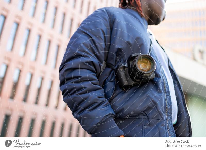 Crop-Mann mit Fotokamera auf der Straße fotografieren Fotoapparat Fotografie Gerät schießen Außenseite Hobby professionell Moment männlich schwarz modern Typ