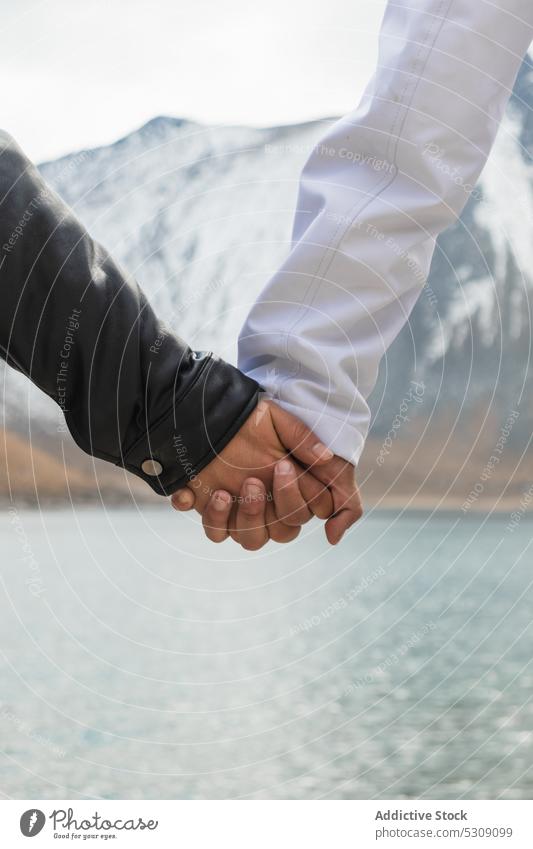 Homosexuelles Paar berührt Hände gegen See schwul Händchenhalten Zusammensein Partnerschaft Liebe Homosexualität romantisch lgbt Natur Berge u. Gebirge