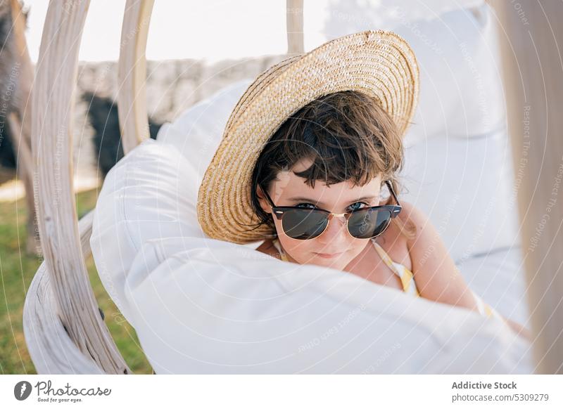 Niedliches Mädchen mit Sonnenbrille und Strohhut Zelt Sommer Kind trendy ruhen Urlaub cool Natur sich[Akk] entspannen Wochenende Landschaft Feiertag sitzen