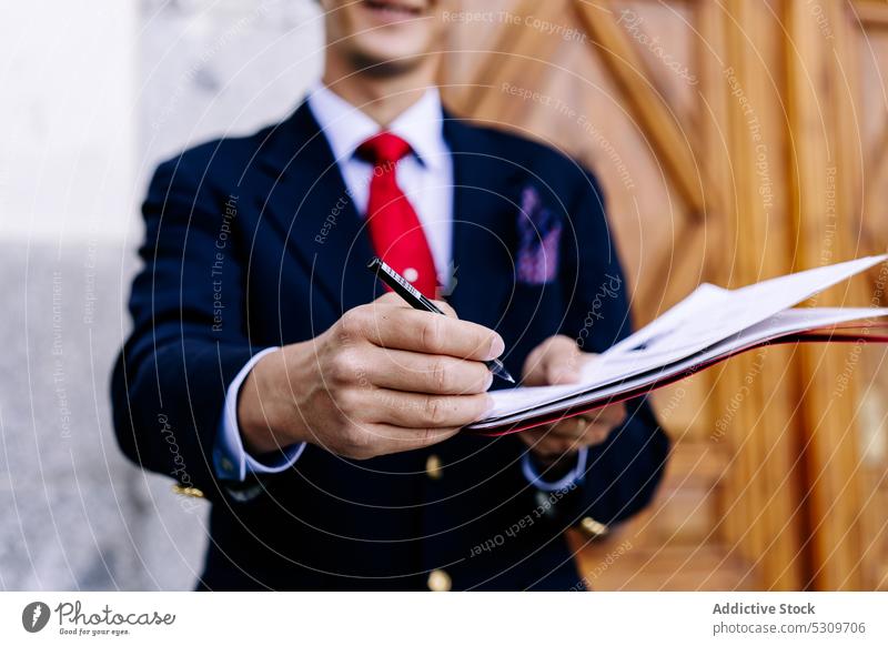 Geschäftsmann bietet Unterzeichnung eines Dokuments an Unternehmer Schriftstück Angebot Auftrag Zeichen Papier Schreibstift einigen formal Mann Unterschrift