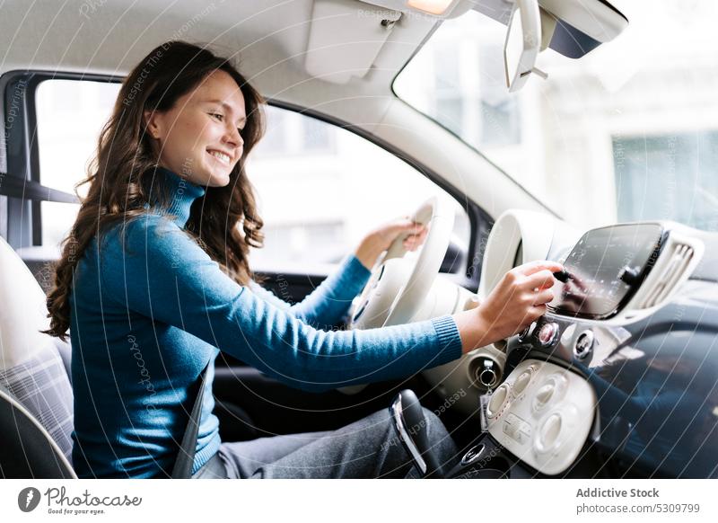 Lächelnde Frau, die Auto fährt und das Armaturenbrett benutzt - ein  lizenzfreies Stock Foto von Photocase