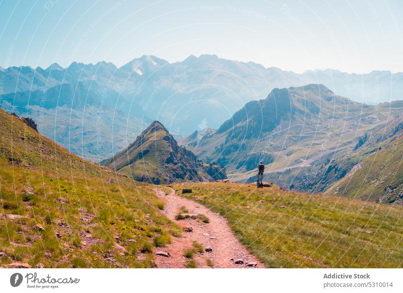 Wanderer auf einem Pfad in den Bergen Berge u. Gebirge Nebel Reisender Berghang Tourist Landschaft Natur erkunden Gras reisen anayet Pyrenäen Huesca Spanien