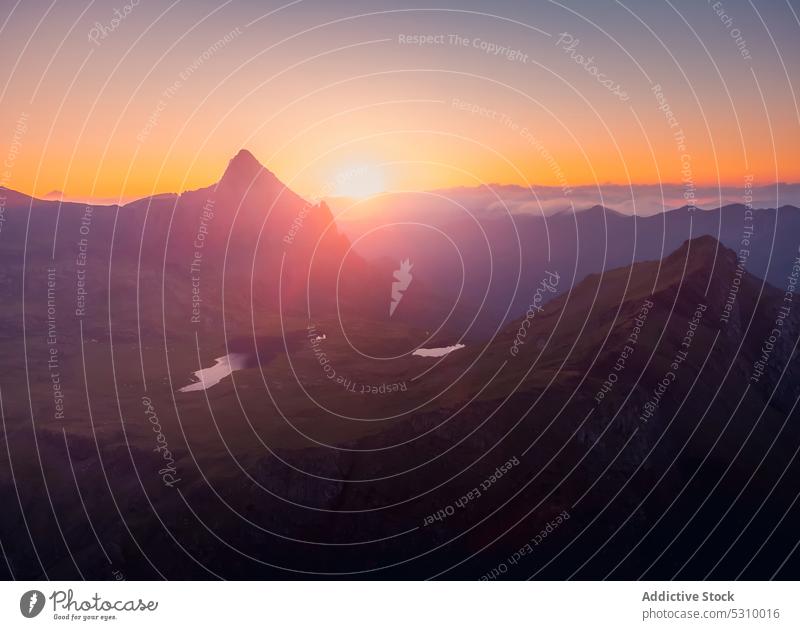 Blick auf ein Gebirgstal im Licht des Sonnenuntergangs Berge u. Gebirge See Landschaft Kamm Hochland Berghang Ambitus Natur Himmel majestätisch spektakulär