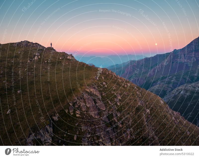 Silhouette einer Person, die ein Gebirgstal bewundert Berge u. Gebirge Sonnenuntergang bewundern Reisender Hochland Natur Landschaft Himmel Kamm anayet Pyrenäen