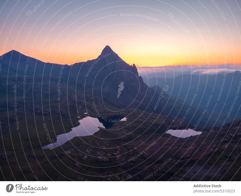Blick auf ein Gebirgstal bei Sonnenuntergang Berge u. Gebirge See Landschaft Kamm Hochland Berghang Ambitus Natur Himmel Nebel majestätisch spektakulär anayet