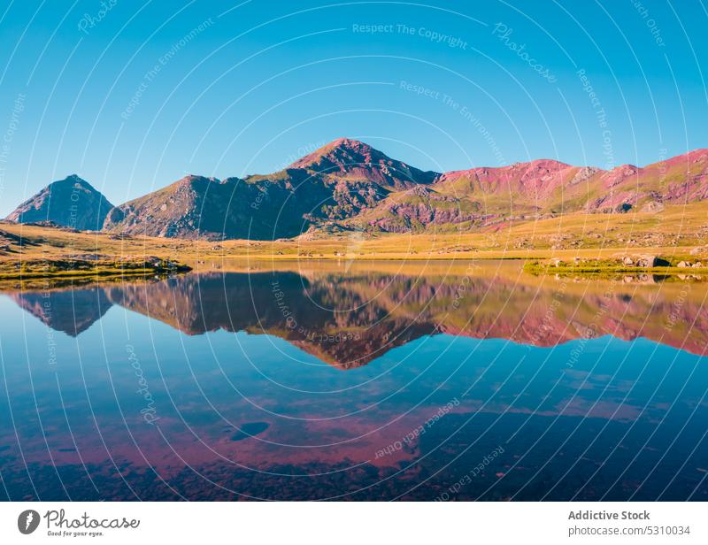 Ruhiger See, umgeben von Bergen Berge u. Gebirge Natur Landschaft Ambitus Sonnenuntergang Hochland Kamm Windstille malerisch anayet Pyrenäen Huesca Spanien