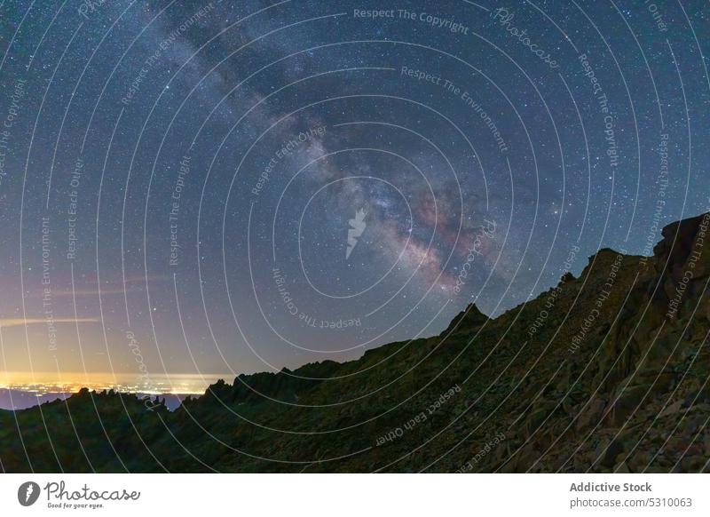 Beeindruckende Aussicht auf den nächtlichen Sternenhimmel über den Bergen Milchstrasse Himmel Berge u. Gebirge Nacht sternenklar Landschaft spektakulär Galaxie
