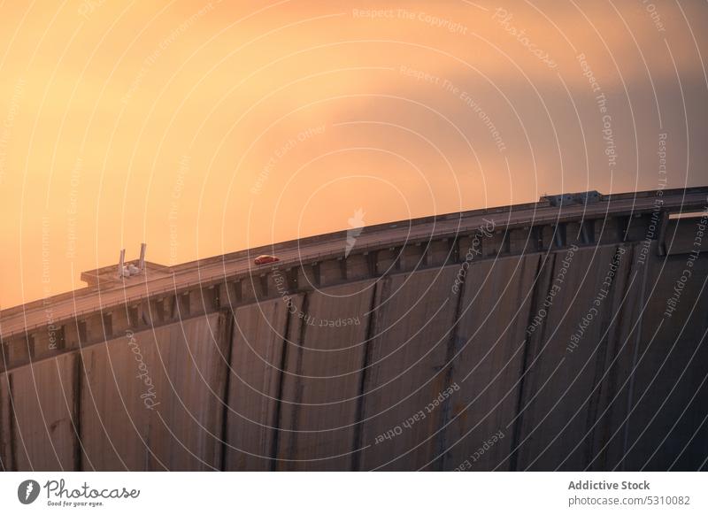 Drohnenansicht eines Autos auf einer Brücke bei Sonnenuntergang in Spanien PKW Laufwerk Abend Straße Gebäude Mitfahrgelegenheit Madrid modern Zaun Verkehr