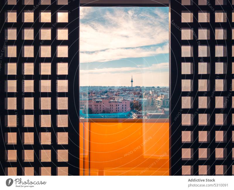 Modernes Glasfenster im Gebäude mit Blick auf die Stadt Fenster Architektur wohnbedingt Stadtbild Straße Außenseite Fassade Struktur urban Revier kariert