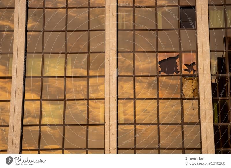 Glasfassade eines Hochhauses mit zerbrochenen Scheiben Fassade kaputt Leerstand Abrissgebäude Fensterfassade Sepia Spiegelung Reflexion & Spiegelung Bürogebäude