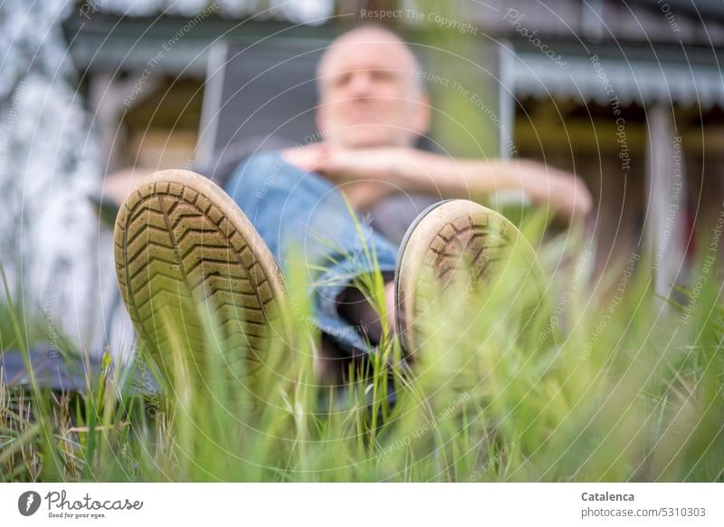 Mann im Liegestuhl aus der Froschperspektive Person liegen Grashalme Schuhe Sommer Wiese Erholung genießen ruhig Garten Zufriedenheit Natur Tag Tageslicht Grün