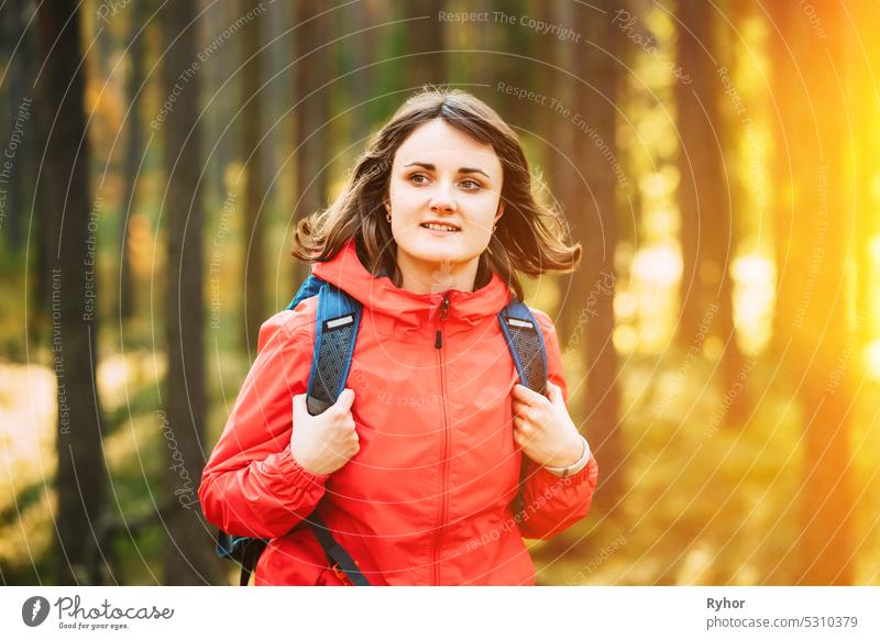 Porträt der aktiven jungen Erwachsenen schöne kaukasische Mädchen Frau gekleidet in rote Jacke Wandern im Herbst Wald. Aktiver Lebensstil in der Natur