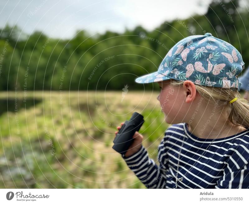 Kind beobachtet die Natur und hält ein Fernglas in der Hand Mädchen beobachten Kindheit Außenaufnahme Blick Mensch Neugier entdecken Schirmmütze Schmetterling