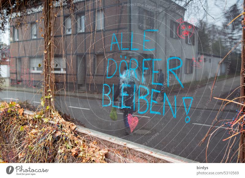 Alle Dörfer bleiben. Schrift auf einem Schaufenster im vom Braunkohlenabbau bedrohten Dorf Keyenberg , Garzweiler 2 Braunkohlentagebau Garzweiler2 RWE Protest