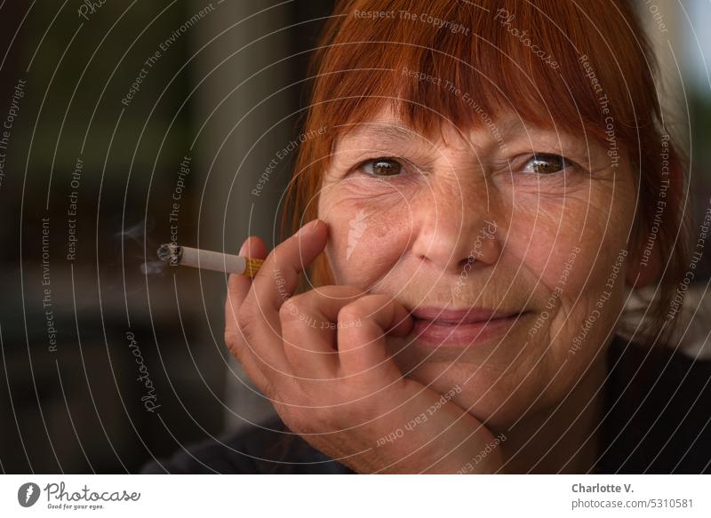 Mainfux I Entspannt rauchen Frau Porträt Frauenporträt Gesicht Frauengesicht rote Haare rothaarig rauchend Zigarette Zigarettenrauch souverän entspannt
