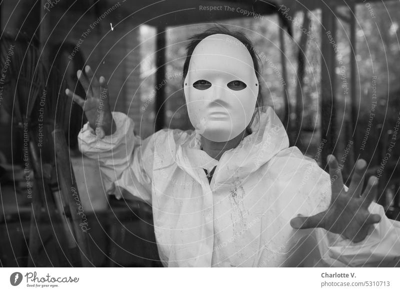 Mainfux I Hinter Glas Person Mensch Schutzanzug weiße Maske maskerade anonym hinter Glas Glasscheibe Fensterscheibe abgegrenzt ausgegrenzt Hände Einsamkeit