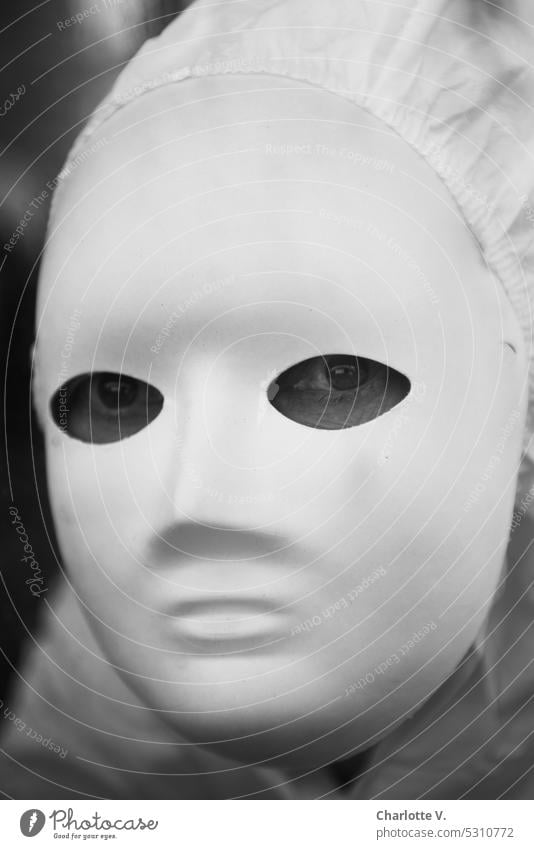 Mainfux I Weiße Maske, traurige Augen Porträt Porträt mit Maske Mensch Versteckspiel verstecken weiße Maske maskerade Gesichtsmaske eindringlich anonym