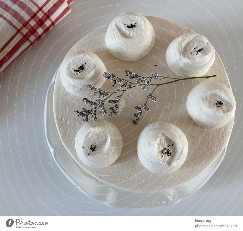 Selbstgemachter Earl Grey Chiffon-Kuchen mit lila Blumendekoration. weiß purpur violette Blumen Dekoration & Verzierung Kuchendekoration Dessert süß