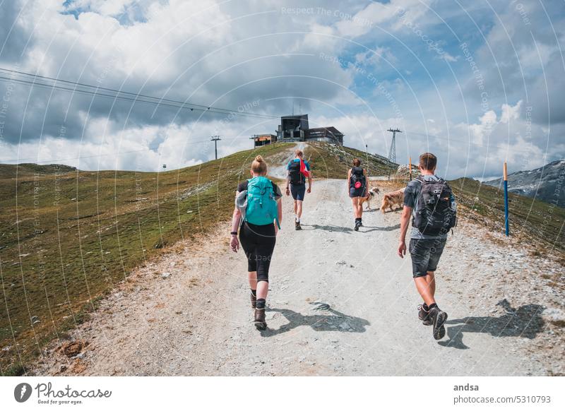 Gruppe Wanderer Wanderweg wandern Natur Wanderung Gipfel Felsen Steinig Steine Pfad Berge u. Gebirge Landschaft Fernweh Abenteuer Urlaub