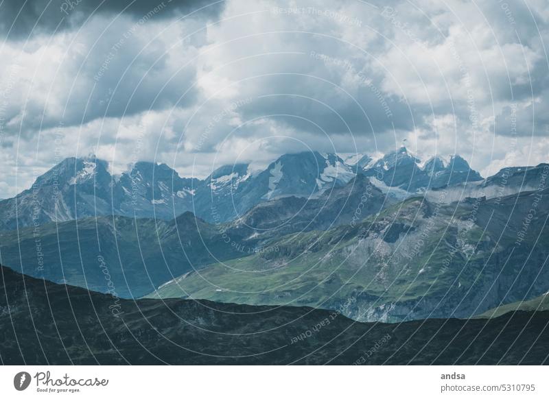 Gipfelkette in der Schweiz Berge u. Gebirge Aussicht Wolken Sommer wandern grün Landschaft Natur Alpen Freiheit Menschenleer Panorama (Aussicht) Ferne
